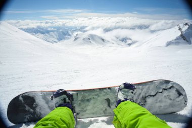 Kar üzerinde yatan bir erkek Snowboarder bakış açısı çekim