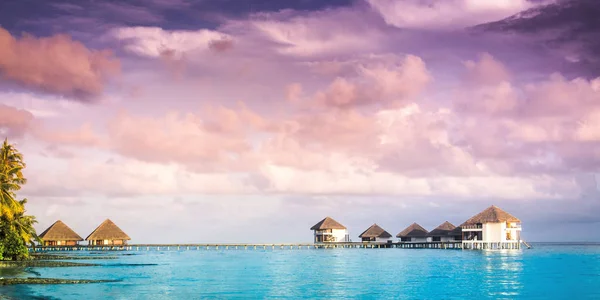 Západ slunce na ostrově Malediv, vodní vily resort — Stock fotografie