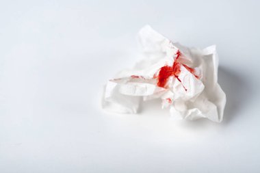 Açık mavi arka planda kullanılan kanlı tuvalet kağıdı bir fotoğraf