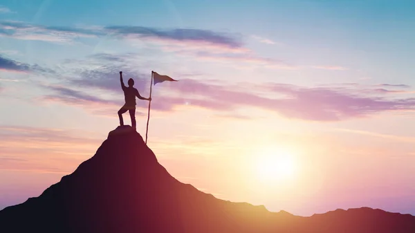 Человек с флагом празднует победу на вершине горы на закате — стоковое фото
