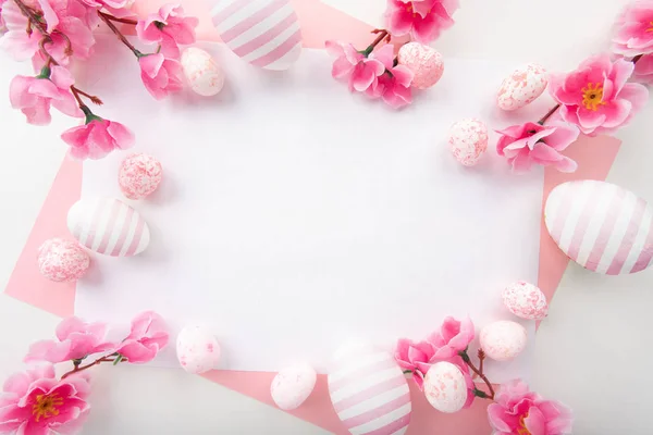 Feste sfondo con uova di Pasqua sul tavolo rosa — Foto Stock