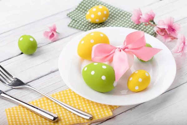 Ostern Tischdekoration mit Frühlingsblumen und Besteck. — Stockfoto