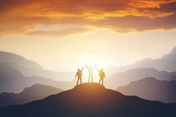 Silhouet van het team op de berg — Stockfoto