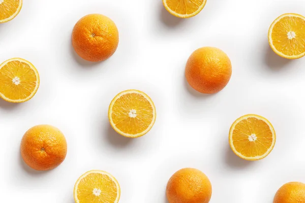 Fruchtmuster frischer Orangenscheiben auf weißem Hintergrund. Kopierraum. Pop Art Design, kreatives Sommerkonzept. Ansicht von oben — Stockfoto