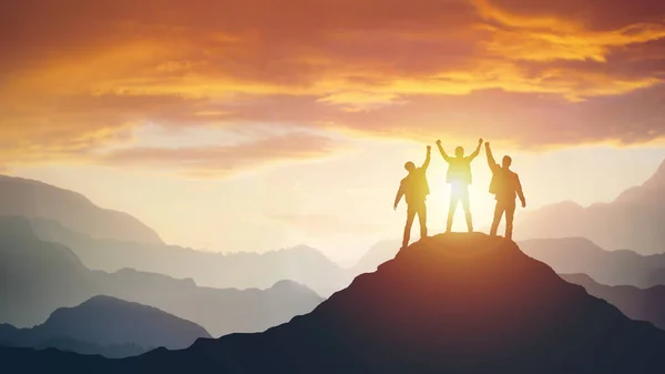 Группа людей на вершине гор в позе победителя — стоковое фото