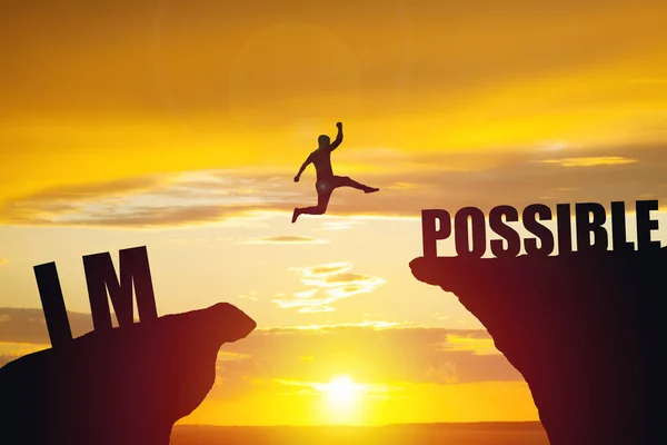 Man springen over onmogelijk of mogelijk over klif op zonsondergang achtergrond — Stockfoto