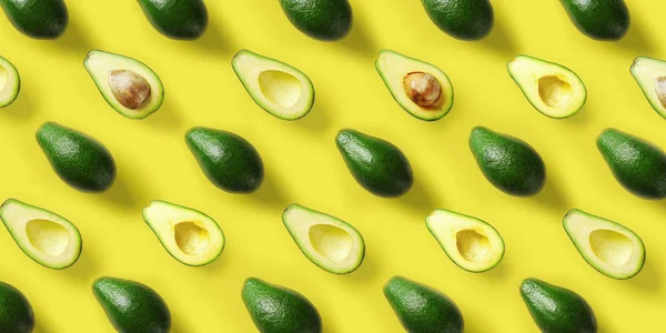 Sarı arka planda avokado deseni. Pop art tasarım, yaratıcı yaz gıda kavramı. Yeşil avokado, minimal düz yatıyordu tarzı. Üstte görüntü — Stok fotoğraf