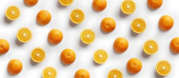 Tropischen abstrakten Hintergrund. Orangene Früchte auf weißem Hintergrund — Stockfoto