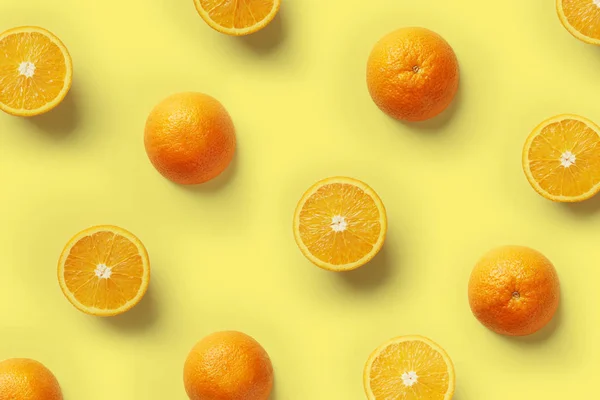 Fruchtmuster frischer Orangenscheiben auf gelbem Hintergrund. Ansicht von oben. Kopierraum. Pop Art Design, kreatives Sommerkonzept — Stockfoto