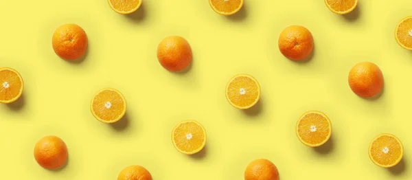 Μοτίβο φρούτων από φρέσκιες φέτες πορτοκαλιού σε κίτρινο φόντο. Αντιγραφή χώρου. Ποπ καλλιτεχνικός σχεδιασμός, δημιουργική καλοκαιρινή ιδέα. Κορυφαία προβολή — Φωτογραφία Αρχείου