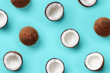 Mavi arka plan üzerinde olgun hindistan cevizi ile Desen. Pop art tasarım, yaratıcı yaz konsepti