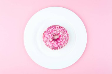 Parlak pembe arka planda pembe yuvarlak donut