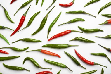 Beyaz arka planda kırmızı ve yeşil acı biber