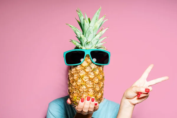 Moda kobieta portret i ananas z okulary kryjąca głowę nad kolorowym tle — Zdjęcie stockowe