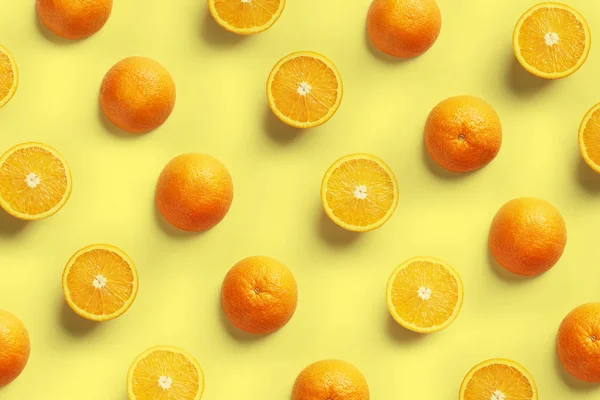 Fruchtmuster frischer Orangenscheiben auf gelbem Hintergrund. Ansicht von oben. Kopierraum. Pop Art Design, kreatives Sommerkonzept — Stockfoto