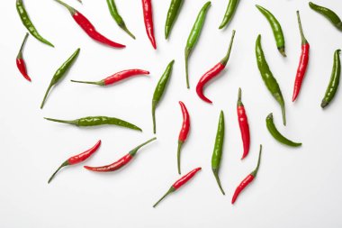 Beyaz arka planda kırmızı ve yeşil acı biber