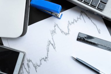 Bir kağıda ofis malzemeleri ve grafik