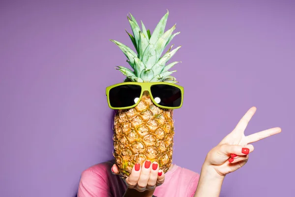 Moda kobieta portret i ananas z okulary kryjąca głowę nad kolorowym tle — Zdjęcie stockowe