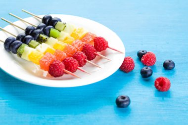 Sağlıklı bir atıştırmalık için canlı taze meyve kebapları