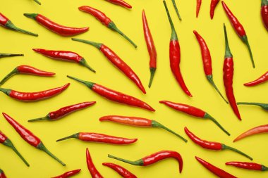 Sarı arka planda kırmızı acı biber