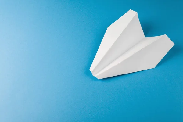Colocação plana de plano de papel branco no fundo de cor azul — Fotografia de Stock