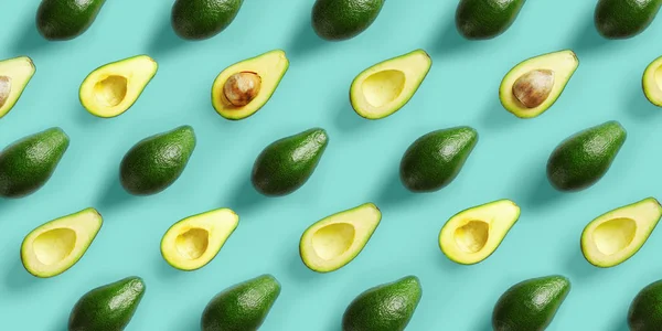 Patrón de aguacate sobre fondo azul. Diseño de arte pop, concepto creativo de comida de verano. Aguacates verdes, estilo laico plano mínimo — Foto de Stock