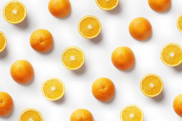 Tropischen abstrakten Hintergrund. Orangene Früchte auf weißem Hintergrund — Stockfoto