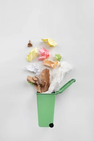 Trash bin with paper waste on a gray background. Recycling concept — Stock Photo, Image