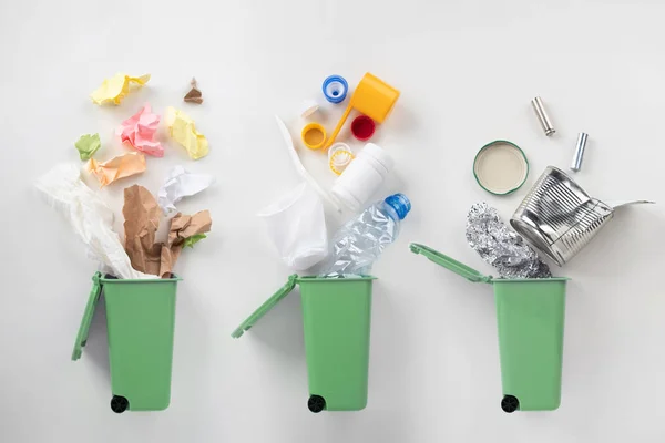 Górny widok pojemników na śmieci i posortowanych śmieci na szaro — Zdjęcie stockowe