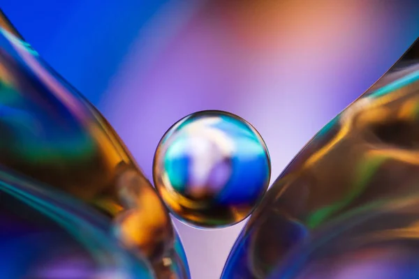 Pequeña bola de vidrio en macro composición abstracta . — Foto de Stock