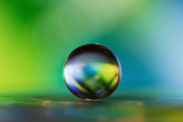 Pequeña bola de vidrio en macro composición abstracta . — Foto de Stock