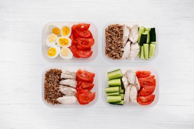 Tüm gün için sağlıklı fitness gıda. Kapsayıcılarda birden çok kısım