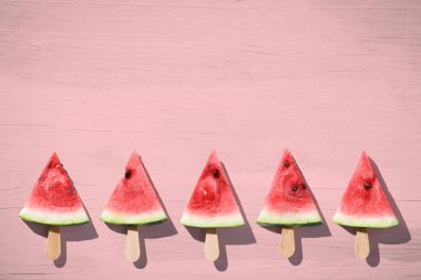 Pembe backgroud üzerinde Karpuz parçası. Minimal stil