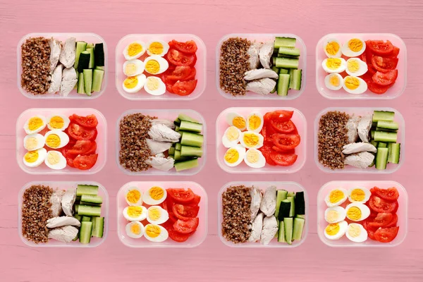 Chicken breast and vegetables in containers. Flat lay — Stock Photo, Image