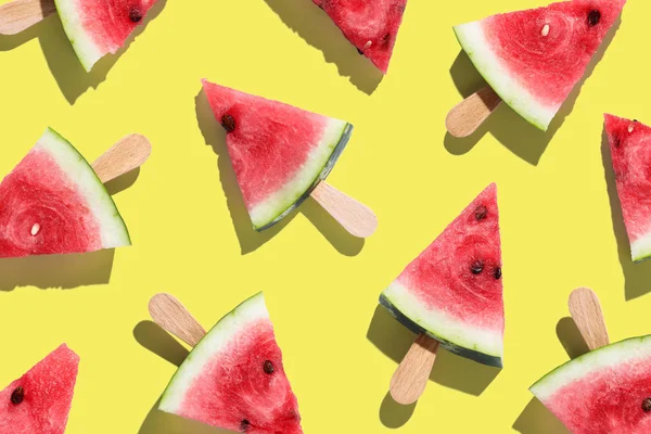 Meloun, vzorek. Plátky melounu na barevném pozadí. — Stock fotografie
