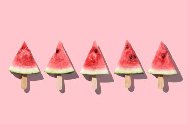 Renkli arka planda tatlı karpuz dilimleridüz yatıyordu üst görünümü.