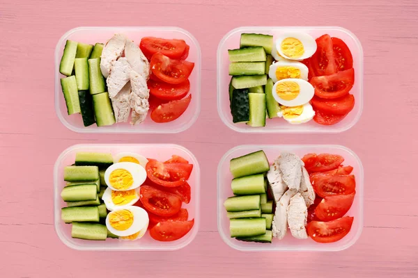 Chicken breast and vegetables in containers. Flat lay — Stock Photo, Image