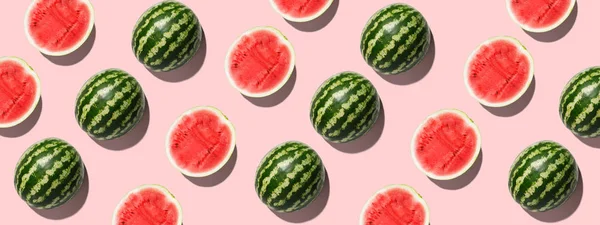 Bunte Frucht Hintergrund von frischen halben Wassermelone auf rosa Hintergrund — Stockfoto