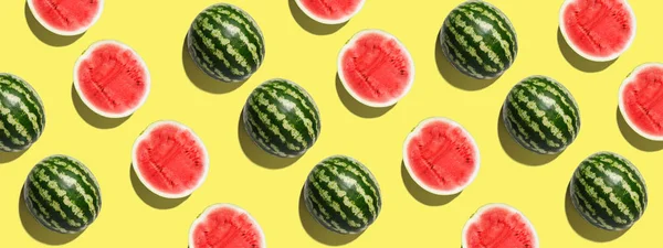 Muster mit reifer Wassermelone auf gelbem Hintergrund. Pop Art Design, kreatives Sommerkonzept — Stockfoto