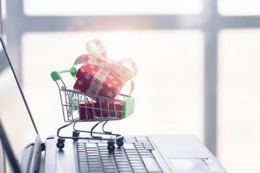 Bilgisayarda alışveriş sepeti, alışveriş online kavram.