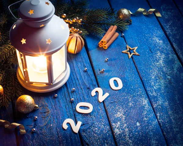 푸른 나무 배경에 촛불과 장식 크리스마스 — 스톡 사진