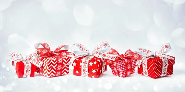 Regalos de Navidad en caja blanca con cinta roja sobre fondo claro . — Foto de Stock