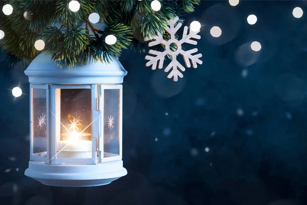 Kerst lantaarn met decoraties op blauwe achtergrond — Stockfoto