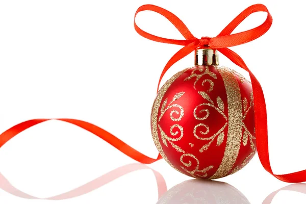 Červená vánoční koule s pásem karet a luk. — Stock fotografie