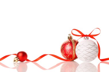 Noel topu ve yay beyaz arka plan izole