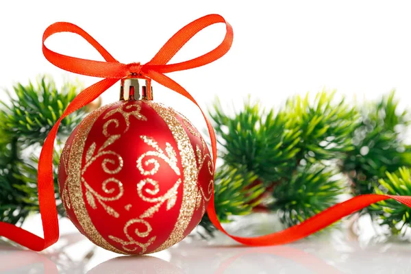 Bola roja de Navidad con decoraciones sobre fondo blanco . — Foto de Stock