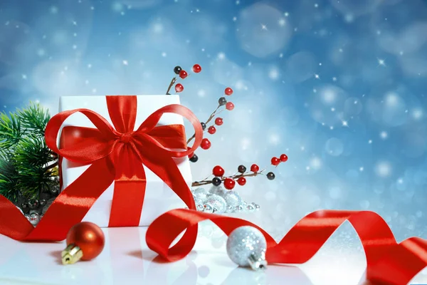 Vánoční dárek s dekorací na modrém pozadí bokeh — Stock fotografie