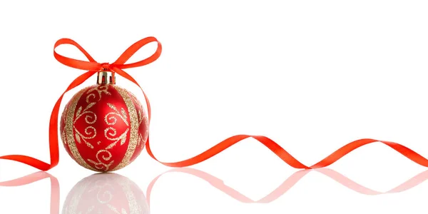 Bola decorativa roja de Navidad con lazo de cinta en fondo blanco — Foto de Stock