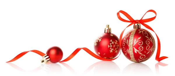 Červená vánoční ozdoba cetka s mašlí luk na bílém backgro — Stock fotografie