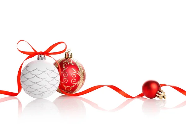 Röd julkula med band båge på vit bakgrund. — Stockfoto